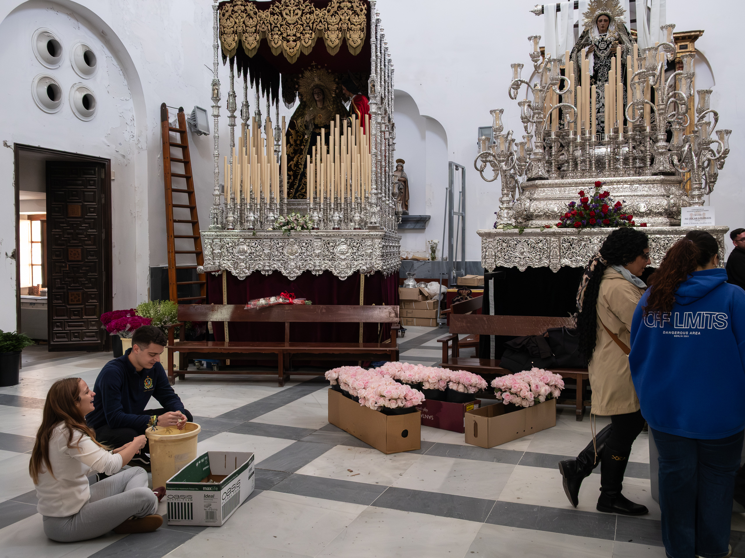 Eine Figur wird mit Blumen geschmückt